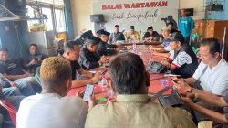Tim Advokasi Tanah Ulayat saat menggelar Jumpa Pers di Balai Wartawan terkait penerbitan Sertifikat Hak Pakai oleh Pemko Payakumbuh, Senin (17/08/2026).