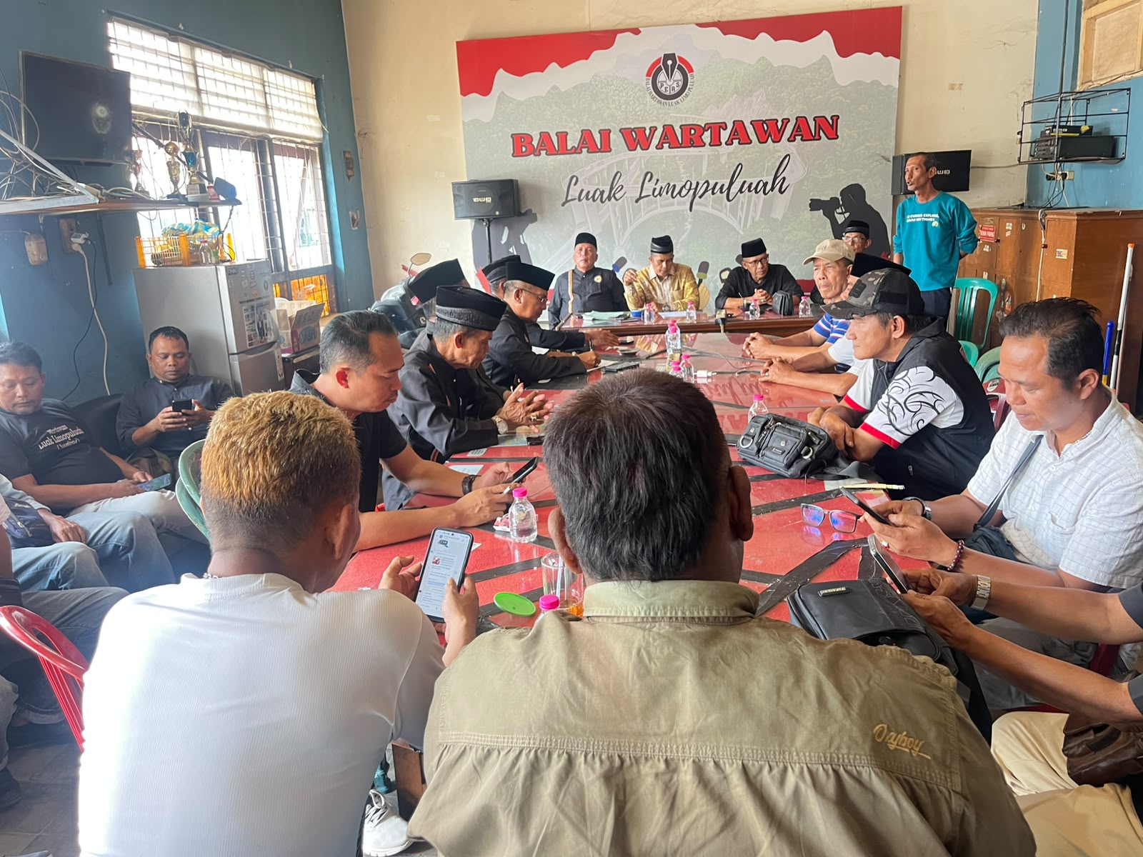 Tim Advokasi Tanah Ulayat saat menggelar Jumpa Pers di Balai Wartawan terkait penerbitan Sertifikat Hak Pakai oleh Pemko Payakumbuh, Senin (17/08/2026).