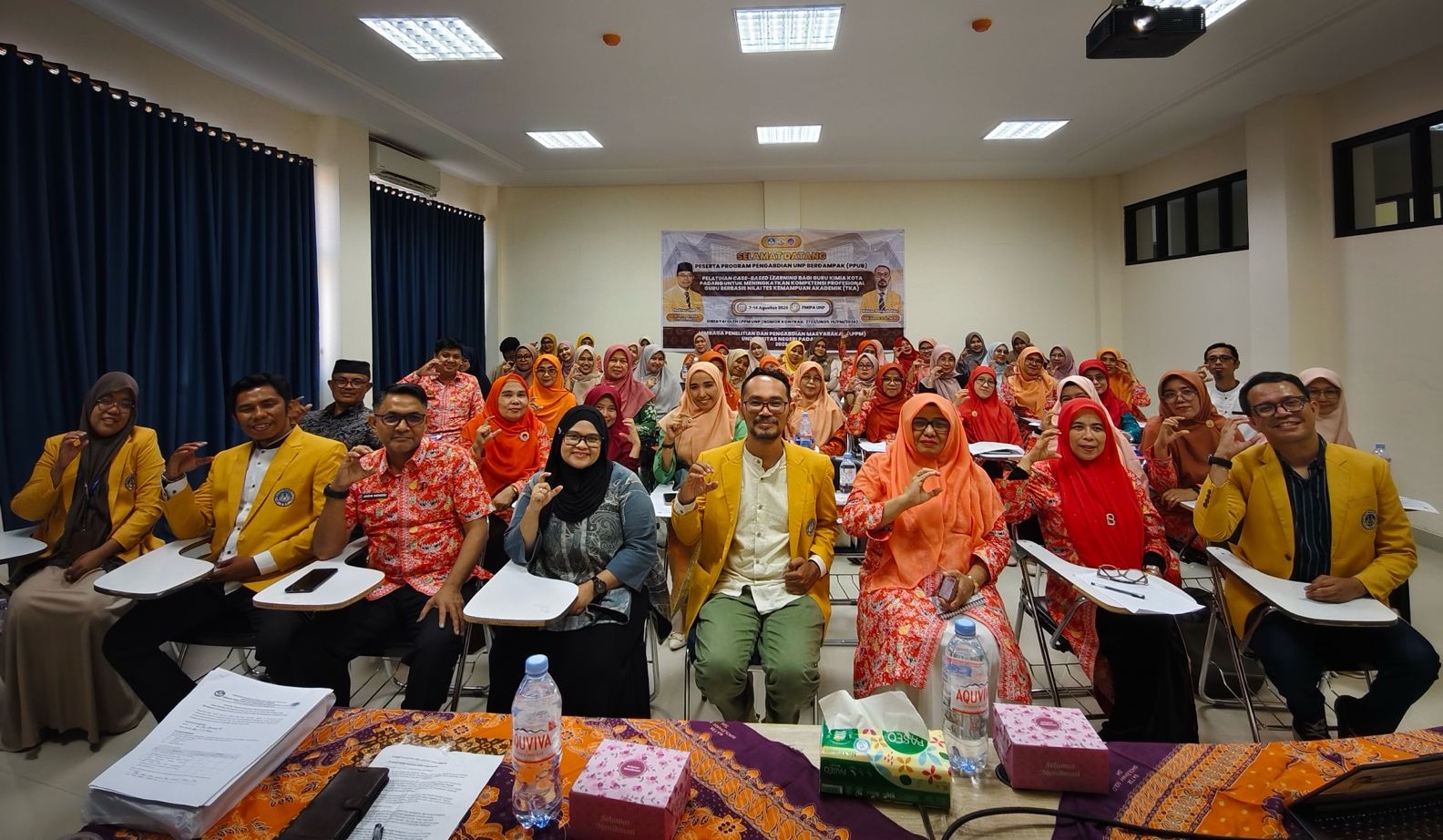 Peserta Pelatihan bertajuk Pelatihan Case-Based Learning bagi Guru Kimia Kota Padang untuk Meningkatkan Kompetensi Profesional Guru Berbasis Nilai Tes Kemampuan Akademik (TKA).