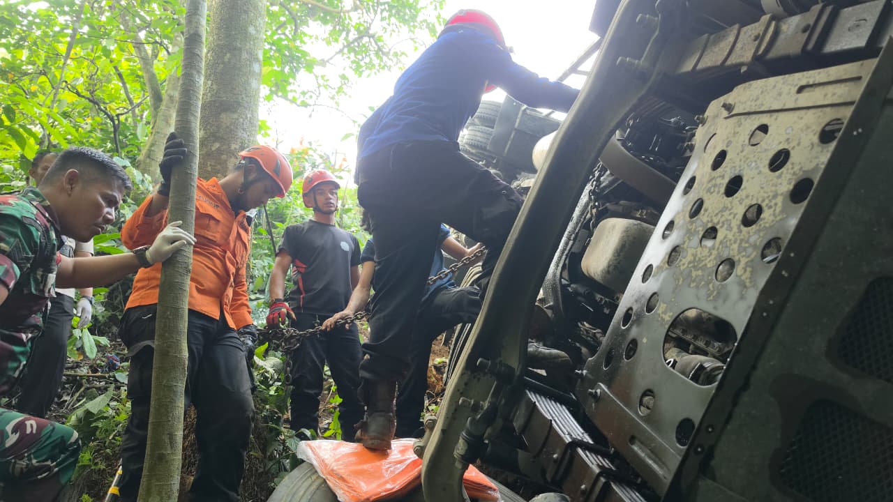 Petugas gabungan saat melakukan evakuasi terhadap truk yang mengalami rem blong di kawasan Kopel, Silaing Bawah, Padangpanjang, Jum’at (21/08/2026).