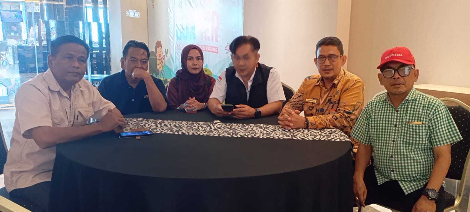 Pihak SMAN 2 Padang saat memberikan keterangan terkait kasus perundungan yang dialami siswanya kepada Rakyat Sumbar.