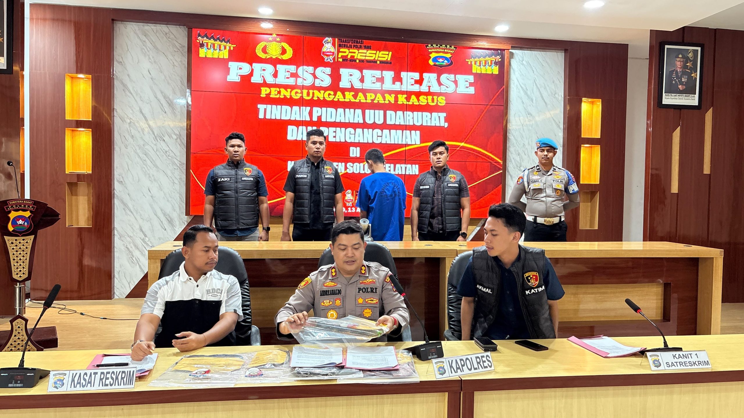 Kapolres Solok Selatan AKBP Andreanaldo Ademi memaparkan perkembangan kedua perkara tersebut dalam kegiatan press release di Mapolres Solok Selatan, Kamis (13/08/2026).