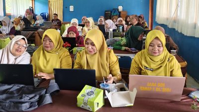 Guru Matematika SMP ketika mengikuti pelatihan yang dilaksanakan Program Studi Matematika FMIPA Universitas Negeri Padang.