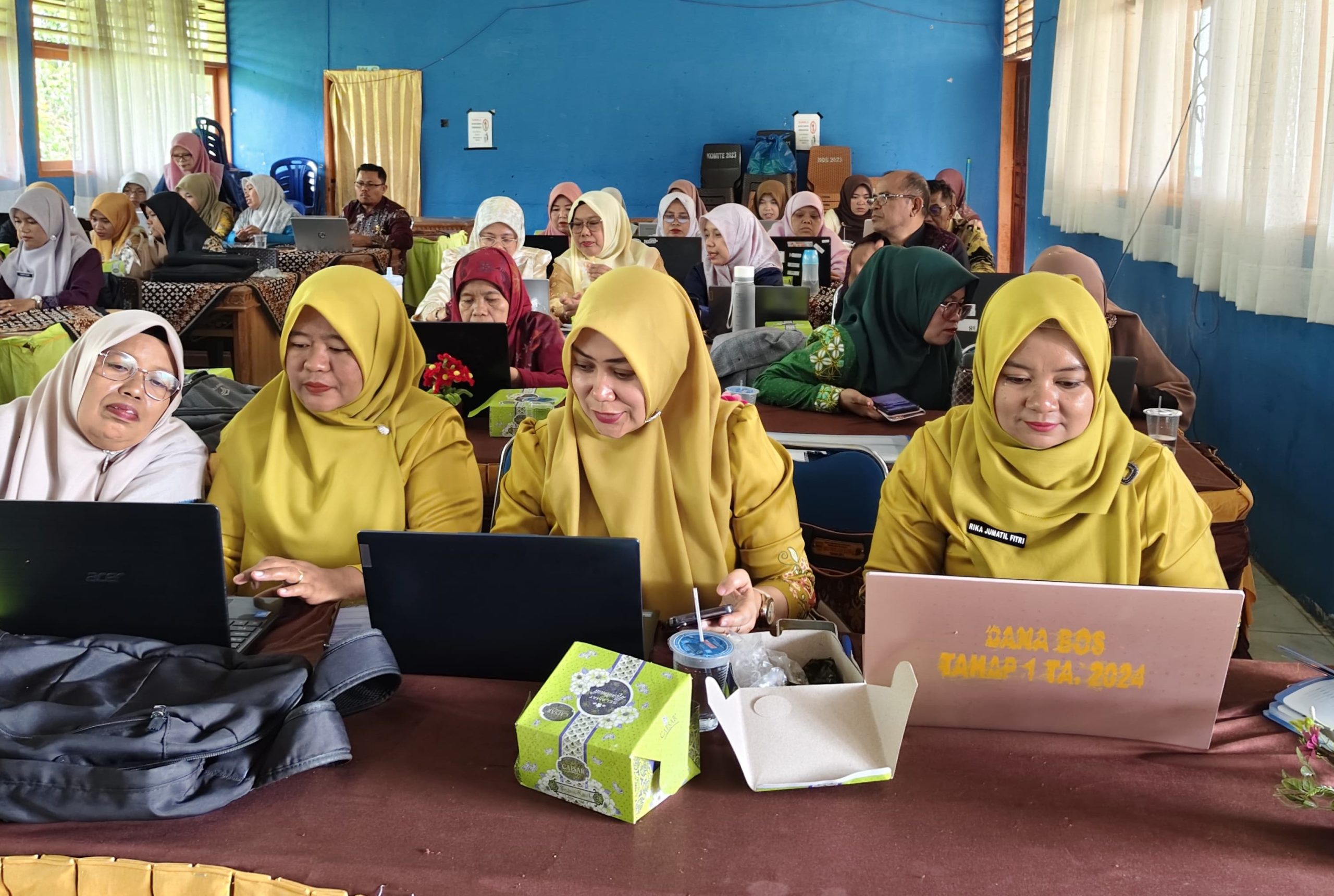 Guru Matematika SMP ketika mengikuti pelatihan yang dilaksanakan Program Studi Matematika FMIPA Universitas Negeri Padang.