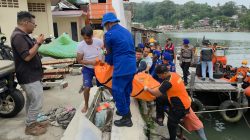 Tim SAR Padang saat melakukan evakuasi terhadap ABK kapal TB Symphony terbakar di perairan Kota Padang, Jumat (14/08/2026).