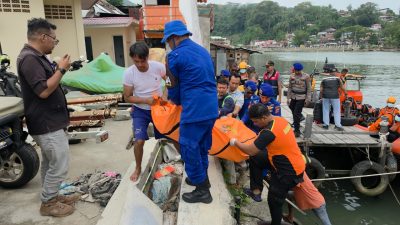 Tim SAR Padang saat melakukan evakuasi terhadap ABK kapal TB Symphony terbakar di perairan Kota Padang, Jumat (14/08/2026).