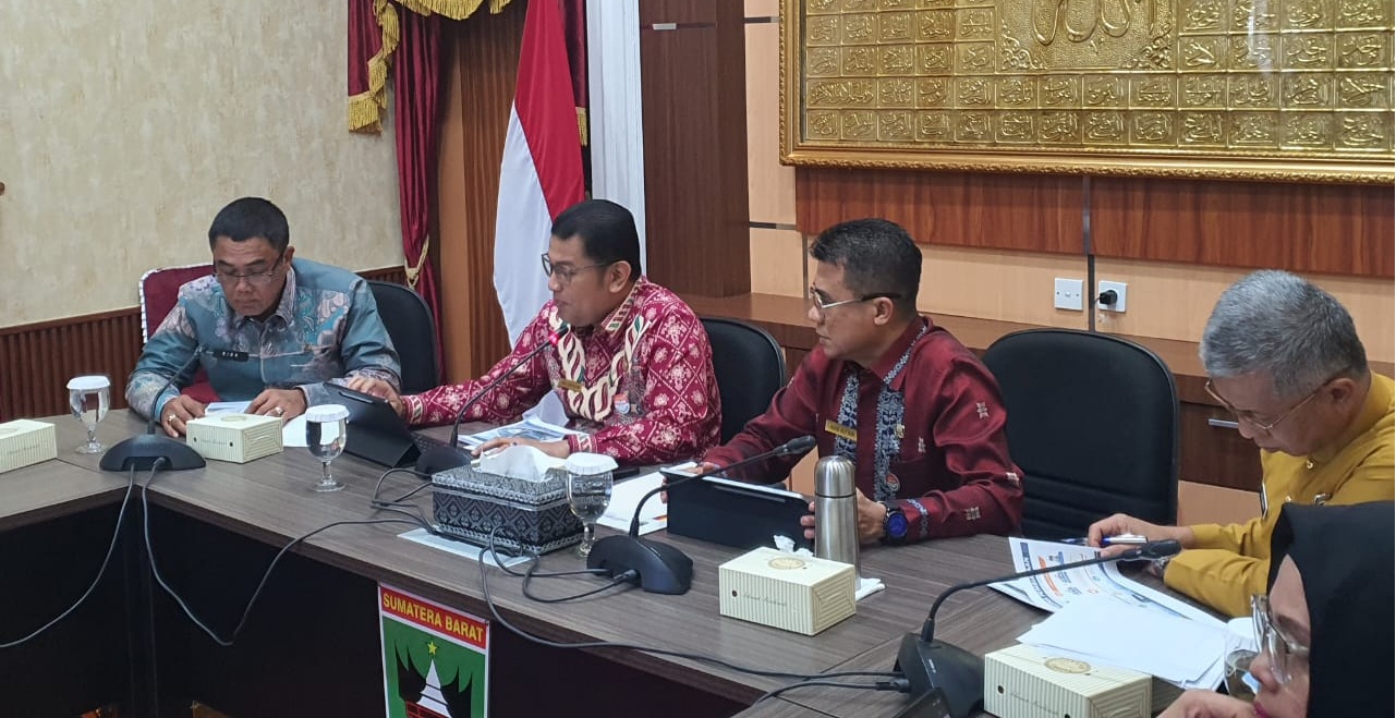 Rapat koordinasi sinkronisasi implementasi BRT Trans Paliko, pembentukan Tim Akselerasi Angkutan Massal, dan penyusunan nota kesepahaman (MoU) di Ruang Rapat Zainal Bakar, Istana Gubernur Sumatera Barat, Selasa (11/08/2026). 