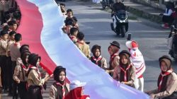 Semangat HUT RI ke 81 dengan mengusung bendera merah putih sepanjang 100 meter di Desa Santur Kecamatan Barangin, Senin (10/08/2026).