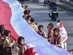 Ratusan Pelajar di Sawahlunto Bentangkan Bendera Sepanjang 100 Meter
