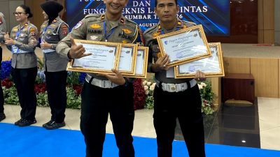 Satlantas Polres Pariaman berhasil raih 5 penghargaan dari Dirlantas Polda Sumbar, terlihat Kasat Lantas Iptu Afrizal Sahar bersama Kanit Gakkum Ipda Habibi, Sabtu (29/08/2026).