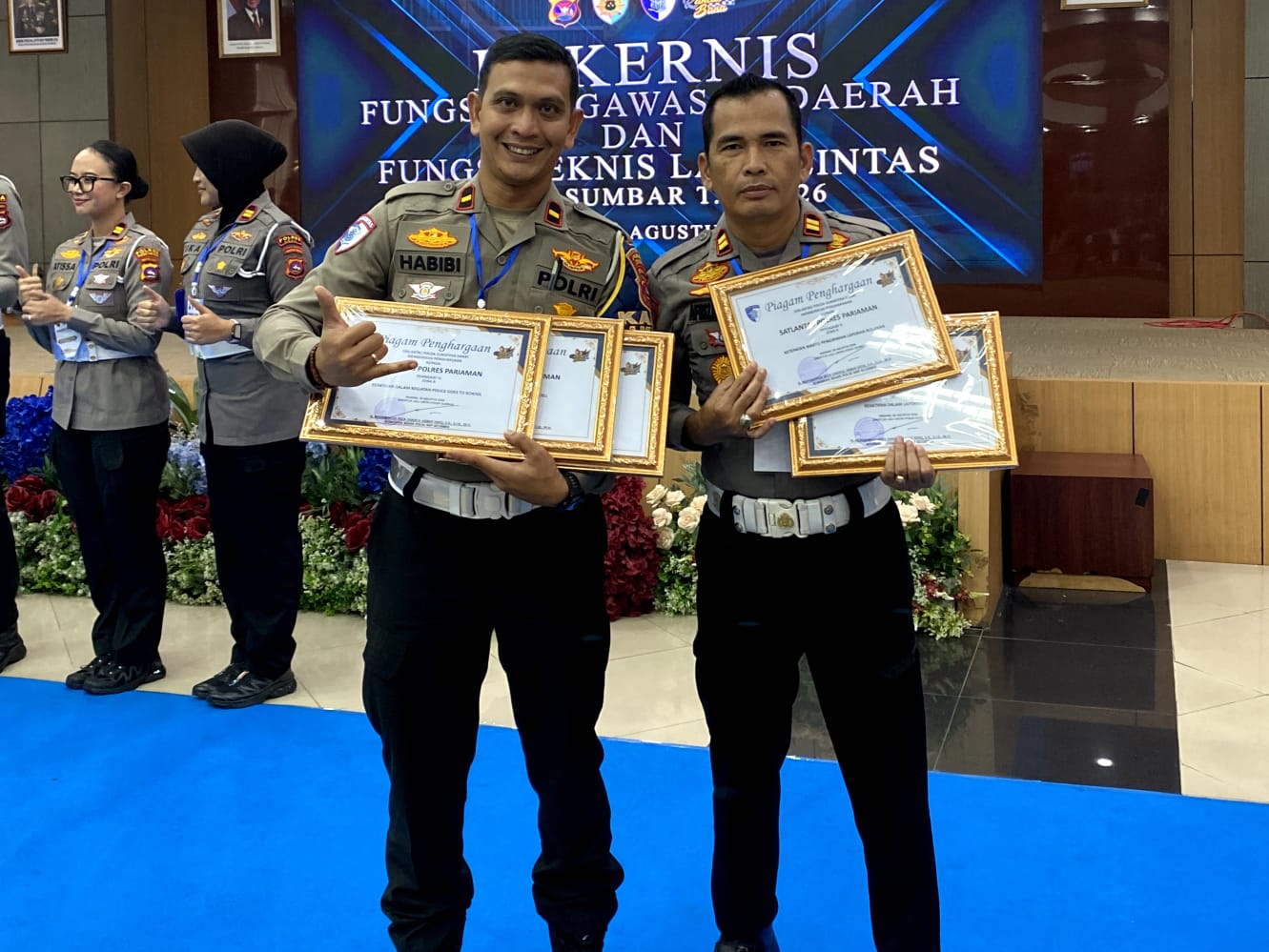 Satlantas Polres Pariaman berhasil raih 5 penghargaan dari Dirlantas Polda Sumbar, terlihat Kasat Lantas Iptu Afrizal Sahar bersama Kanit Gakkum Ipda Habibi, Sabtu (29/08/2026).