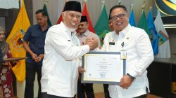 Sekda Solok Selatan Syamsurizaldi menerima sertifikat Warisan Budaya Tak Benda Indonesia dari Gubernur Sumbar, Jum’at (28/08/2026).