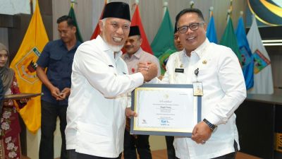 Sekda Solok Selatan Syamsurizaldi menerima sertifikat Warisan Budaya Tak Benda Indonesia dari Gubernur Sumbar, Jum’at (28/08/2026).