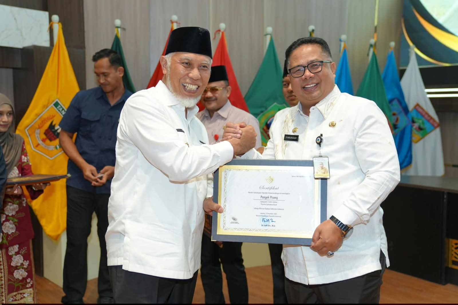 Sekda Solok Selatan Syamsurizaldi menerima sertifikat Warisan Budaya Tak Benda Indonesia dari Gubernur Sumbar, Jum’at (28/08/2026).