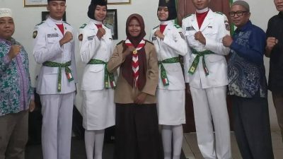 Kepala MAN 1 Solok Selatan H. Jasrul, S.Pd bersama siswa berprestasi usai kegiatan Paskibraka dan Jambore Nasional, Jum’at (28/08/2026).