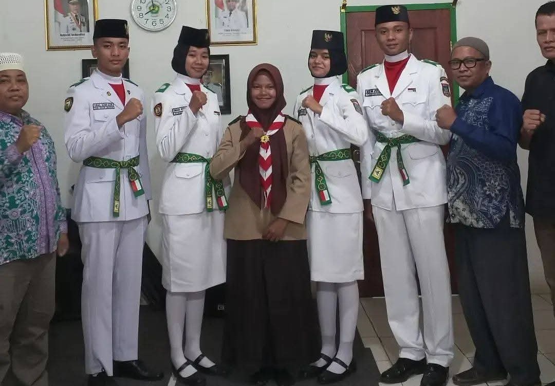 Kepala MAN 1 Solok Selatan H. Jasrul, S.Pd bersama siswa berprestasi usai kegiatan Paskibraka dan Jambore Nasional, Jum’at (28/08/2026).