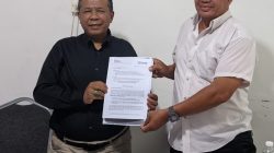 Tim Penasihat Hukum Ilham Cs dipimpin DR. Sulaiman N. Sembiring, SH., MH dari Kantor Hukum Sulaiman N. Sembiring & Associates, Jakarta, bersama penasihat hukum lainnya, Yuzarsil Rahman, S.H. memperlihatkan somasi yang akan di layangkan ke Pemko Payakumbuh.