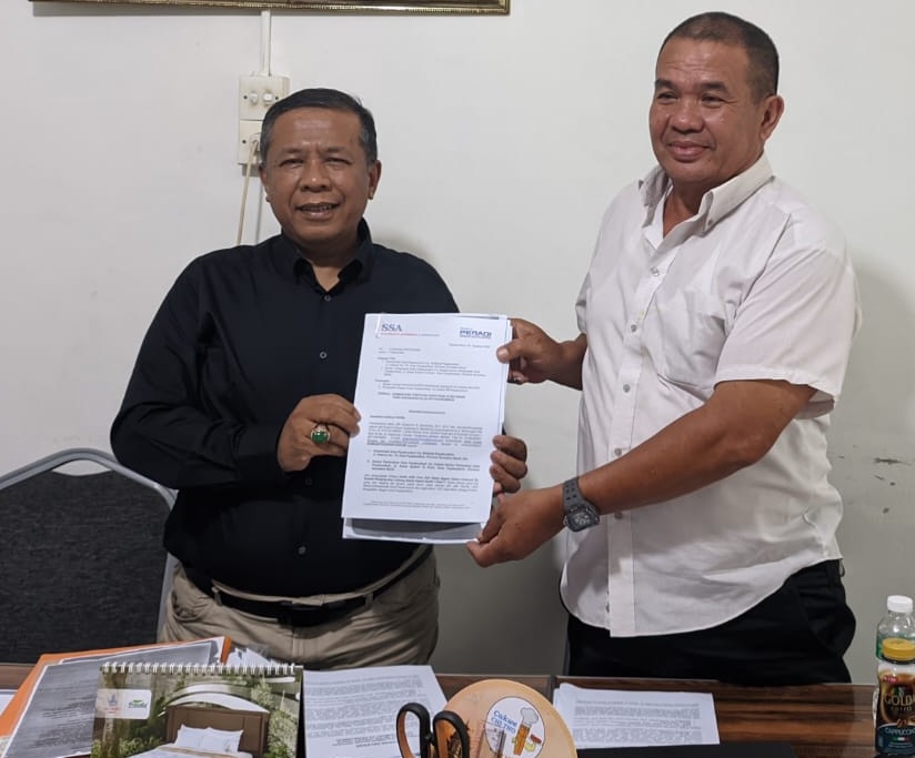 Tim Penasihat Hukum Ilham Cs dipimpin DR. Sulaiman N. Sembiring, SH., MH dari Kantor Hukum Sulaiman N. Sembiring & Associates, Jakarta, bersama penasihat hukum lainnya, Yuzarsil Rahman, S.H. memperlihatkan somasi yang akan di layangkan ke Pemko Payakumbuh.
