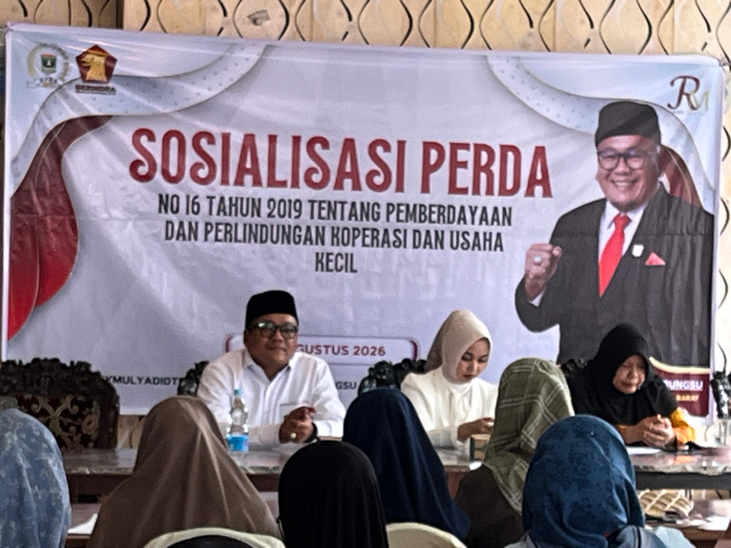 Anggota Komisi III DPRD Sumbar Rony Mulyadi Dt. Bungsu saat Sosialisasi Perda Nomor 16 Tahun 2019 tentang Pemberdayaan dan Perlindungan Koperasi dan Usaha Kecil di Restoran Pondok Indah Raya, Kelurahan Silaing Bawah, Padangpanjang, Sabtu (08/08/2026).