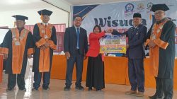 Staf Ahli Bupati Dr. H.Novirman, SKM., MM saat menyerah bantuan dana Hibah secara simbolis kepada ketua Yayasan Widyaswara Indonesia Eva Suryani, S.Pi., MM.