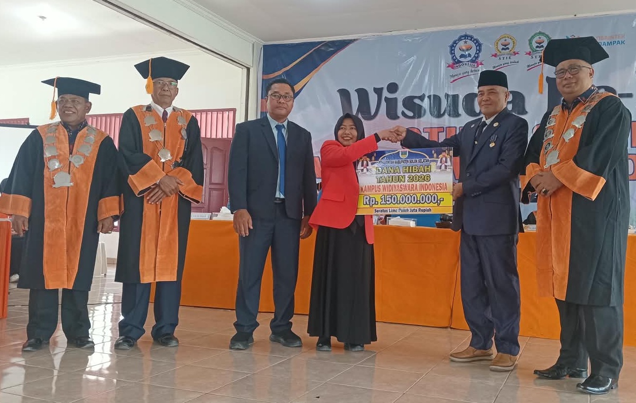 Staf Ahli Bupati Dr. H.Novirman, SKM., MM saat menyerah bantuan dana Hibah secara simbolis kepada ketua Yayasan Widyaswara Indonesia Eva Suryani, S.Pi., MM.