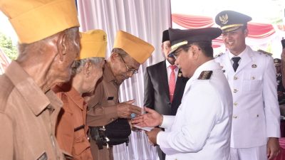 Bupati Padangpariaman John Kenedy Azis saat serahkan tali asih bagianggota LVRI Kabupaten Padangpariaman, Senin (17/08/2026).