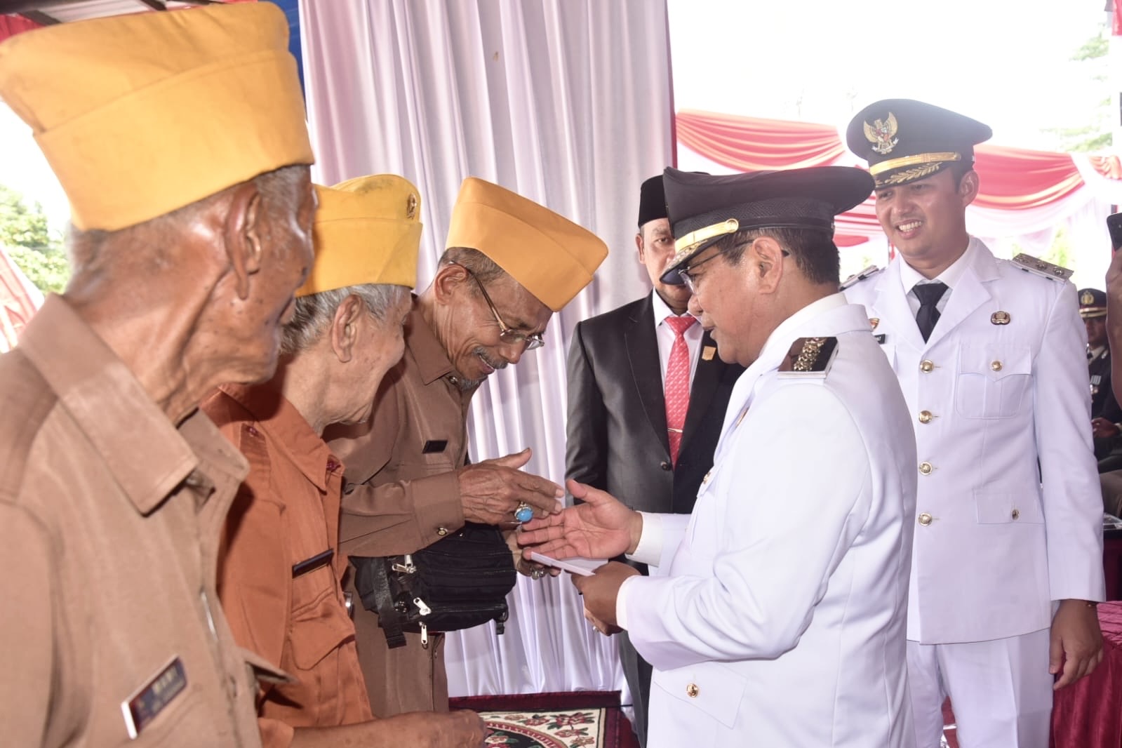 Bupati Padangpariaman John Kenedy Azis saat serahkan tali asih bagianggota LVRI Kabupaten Padangpariaman, Senin (17/08/2026).
