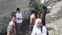 Tim Dinas SDABK Solok Selatan saat memantau pemasangan beronjong di Batang Bolai yang berada di belakang MIN 1 Solok Selatan.