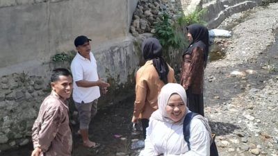 Tim Dinas SDABK Solok Selatan saat memantau pemasangan beronjong di Batang Bolai yang berada di belakang MIN 1 Solok Selatan.  