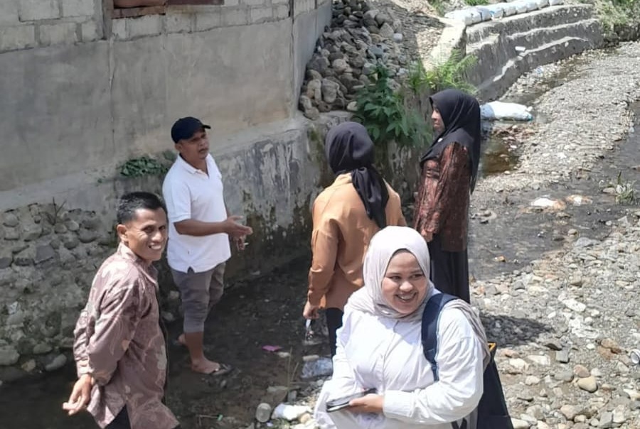 Tim Dinas SDABK Solok Selatan saat memantau pemasangan beronjong di Batang Bolai yang berada di belakang MIN 1 Solok Selatan.  