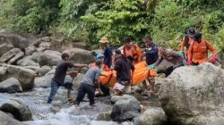 Tim SAR saat melakukan evakuasi mayat tanpa identitas di Sungai Bangek, Kota Padang, Minggu (30/08/2026).