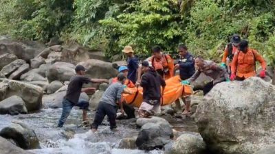 Tim SAR saat melakukan evakuasi mayat tanpa identitas di Sungai Bangek, Kota Padang, Minggu (30/08/2026).  