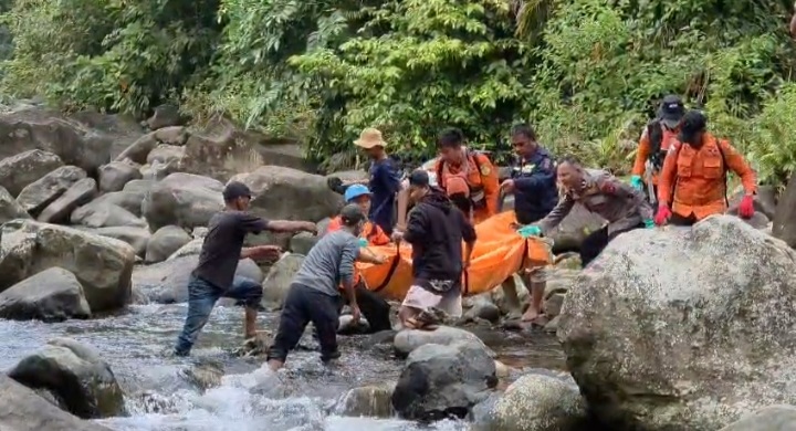 Tim SAR saat melakukan evakuasi mayat tanpa identitas di Sungai Bangek, Kota Padang, Minggu (30/08/2026).  