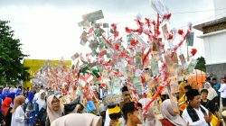 Tradisi arak-arakan Bungo Lado pada puncak peringatan Padangpariaman Mauluik Gadang 2026 yang berlangsung Selasa (25/08/2026). 