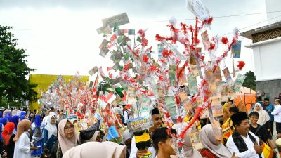Tradisi arak-arakan Bungo Lado pada puncak peringatan Padangpariaman Mauluik Gadang 2026 yang berlangsung Selasa (25/08/2026).