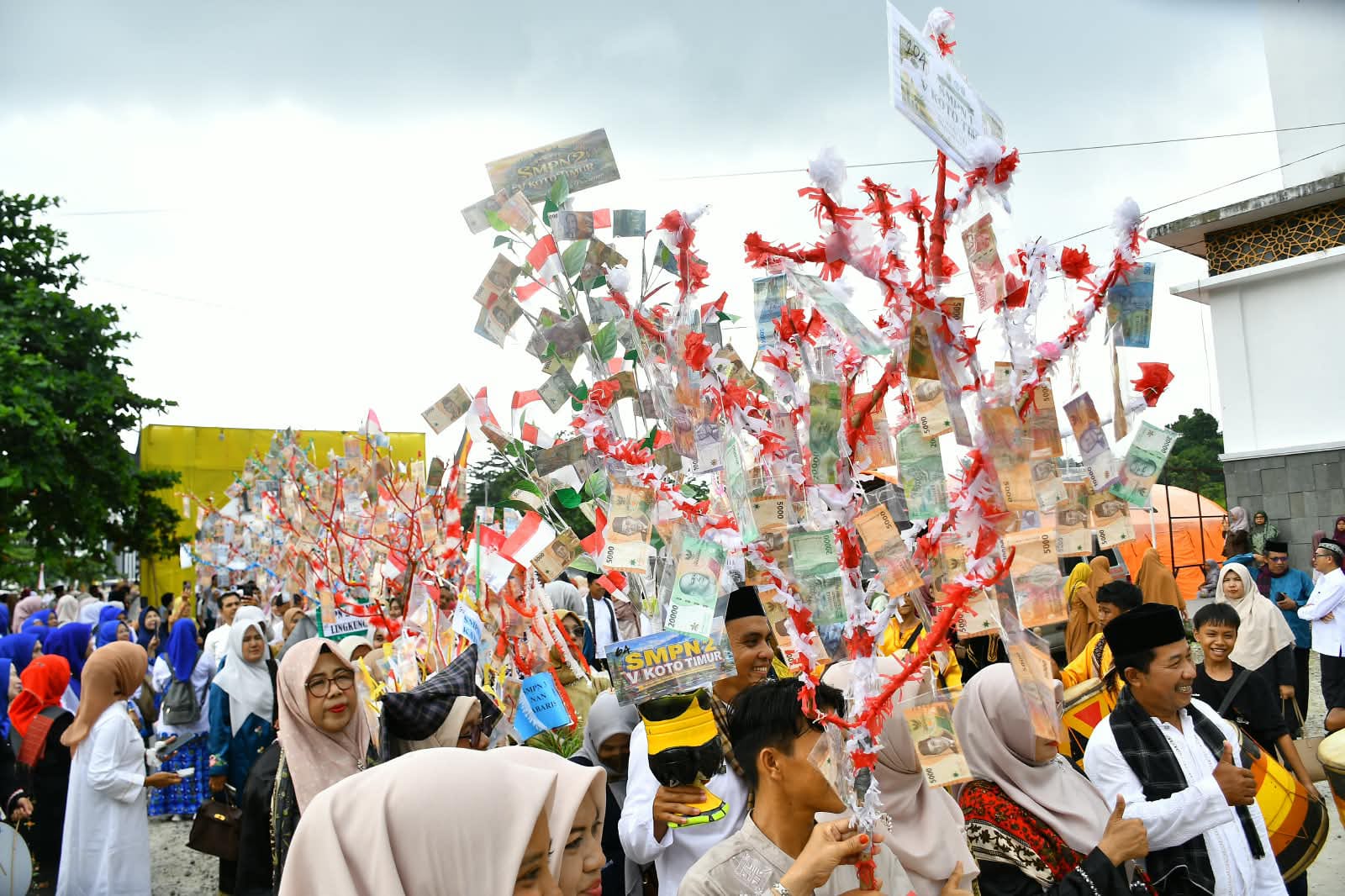 Tradisi arak-arakan Bungo Lado pada puncak peringatan Padangpariaman Mauluik Gadang 2026 yang berlangsung Selasa (25/08/2026). 