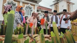 Bupati Padangpariaman John Kenedy Azis bersama Ketua TP-PKK Ny.Nita Azis saat mengikuti proses malamang saat Padangpariaman Mauluik Gadang di IKK Parit Malintang, Senin (24/08/2026).  