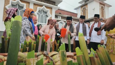 Bupati Padangpariaman John Kenedy Azis bersama Ketua TP-PKK Ny.Nita Azis saat mengikuti proses malamang saat Padangpariaman Mauluik Gadang di IKK Parit Malintang, Senin (24/08/2026).  