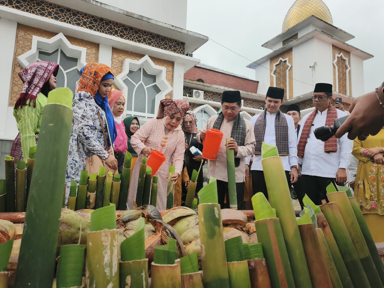 Bupati Padangpariaman John Kenedy Azis bersama Ketua TP-PKK Ny.Nita Azis saat mengikuti proses malamang saat Padangpariaman Mauluik Gadang di IKK Parit Malintang, Senin (24/08/2026).  