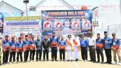 Ketua DPRD Kota Padang Muharlion saat pembukaan turnamen Bola Voli Antar Kelurahan se-Kecamatan Koto Tangah di Lapangan Bola Voli Jalan Heller RW 08, Kelurahan Dadok Tunggul Hitam, Kecamatan Koto Tangah, Senin (17/08/2026).