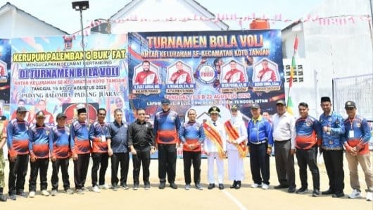 Ketua DPRD Kota Padang Muharlion saat pembukaan turnamen Bola Voli Antar Kelurahan se-Kecamatan Koto Tangah di Lapangan Bola Voli Jalan Heller RW 08, Kelurahan Dadok Tunggul Hitam, Kecamatan Koto Tangah, Senin (17/08/2026).