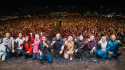 Wakil Gubernur Sumbar Vasko Roseimy bersama Wali Kota Pariaman Yota Balad saat menghadiri Konser Amal dan Pesta Rakyat Pariaman Sabiduak Sadayuang di GOR Rawang Pariaman, Rabu (19/08/2026) malam.