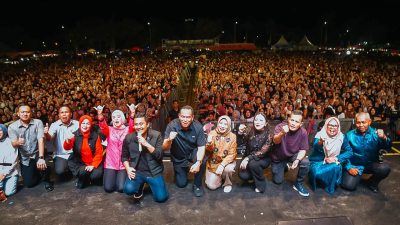 Wakil Gubernur Sumbar Vasko Roseimy bersama Wali Kota Pariaman Yota Balad saat menghadiri Konser Amal dan Pesta Rakyat Pariaman Sabiduak Sadayuang di GOR Rawang Pariaman, Rabu (19/08/2026) malam.