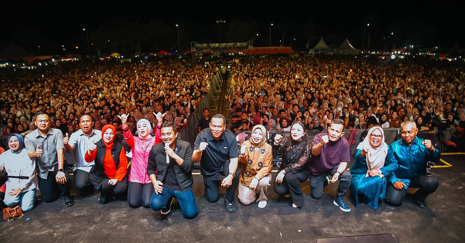 Wakil Gubernur Sumbar Vasko Roseimy bersama Wali Kota Pariaman Yota Balad saat menghadiri Konser Amal dan Pesta Rakyat Pariaman Sabiduak Sadayuang di GOR Rawang Pariaman, Rabu (19/08/2026) malam.
