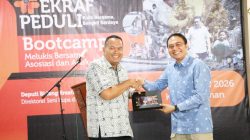 Wali Kota Pariaman Yota Balad saat bersama Direktur Seni Rupa dan Seni Pertunjukan, Deputi Bidang Kreativitas Budaya dan Desain Kemenkraf Dadam Mahdar saat pembukaan kegiatan Melukis Bersama Asosiasi dan Anak-Anak Terdampak Bencana, Kamis (20/08/2026).