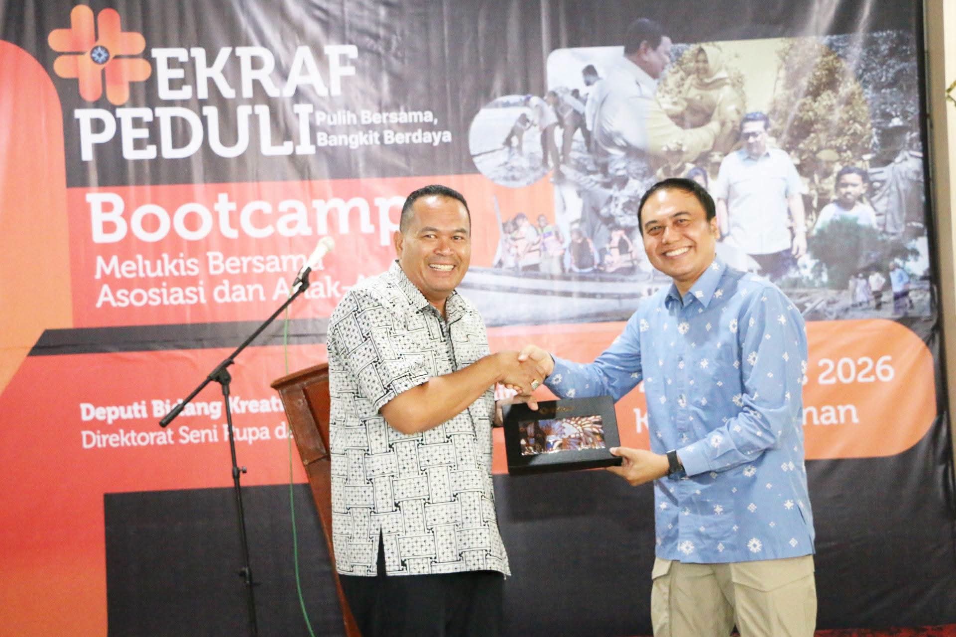 Wali Kota Pariaman Yota Balad saat bersama Direktur Seni Rupa dan Seni Pertunjukan, Deputi Bidang Kreativitas Budaya dan Desain Kemenkraf Dadam Mahdar saat pembukaan kegiatan Melukis Bersama Asosiasi dan Anak-Anak Terdampak Bencana, Kamis (20/08/2026).