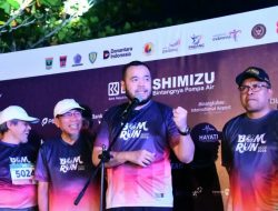 Wali Kota Padang Fadly Amran bersama Wawako Maigus Nasir, Sekdaprov Arry Yuswandi dan jajaran panitia saat melepas peserta BOM Run 2026.