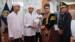 Wali Kota Padangpanjang Hendri Arnis didampingi Karutan Kelas IIB Padangpanjang Novri Abbas saat menyerahkan remisi Har Kemerdekaan, Senin (17/08/2026).