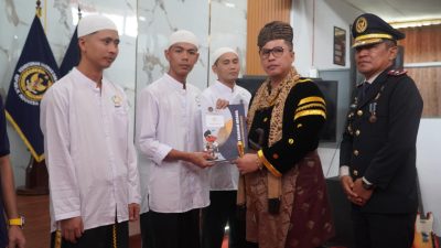Wali Kota Padangpanjang Hendri Arnis didampingi Karutan Kelas IIB Padangpanjang Novri Abbas saat menyerahkan remisi Har Kemerdekaan, Senin (17/08/2026).