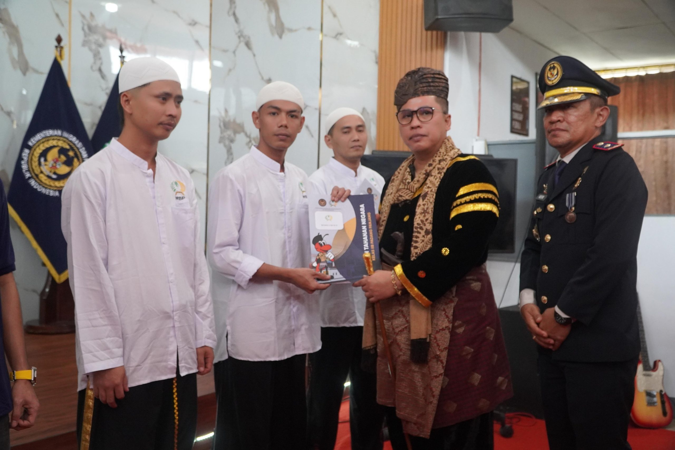 Wali Kota Padangpanjang Hendri Arnis didampingi Karutan Kelas IIB Padangpanjang Novri Abbas saat menyerahkan remisi Har Kemerdekaan, Senin (17/08/2026).